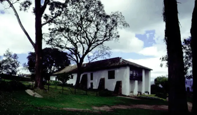 arquitectura colonial antigua en el rosal